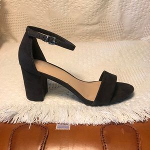 SOLD NWOT Chelsea Moreland heels size 9